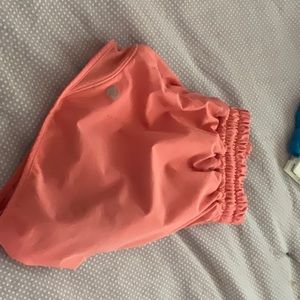 Lululemon (doesnt selling anymore) rasberry cream hottie hots 4 inches size 0